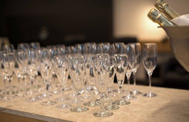 Satır boş şarap gözlük. Parti hazırlığı  