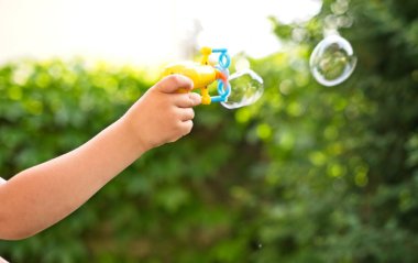 Sabun köpüğü üfleme. Açık havada