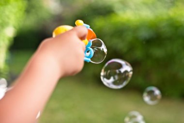 Sabun köpüğü üfleme. Açık havada