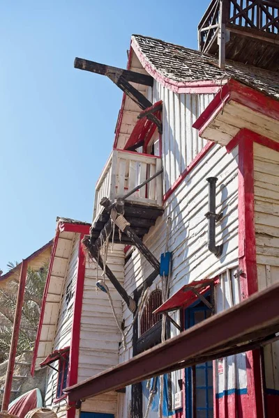 Geleneksel küçük kasabada eski ev 