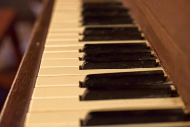 Vintage eski piyano. Klavye tuşlarını yakın çekim