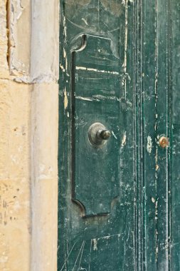 Eski duvarda yıpranmış eski kapı.