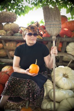 Süpürge kabaklar arka plan üzerinde dostu cadıyla... Cadılar Bayramı şahsiyet