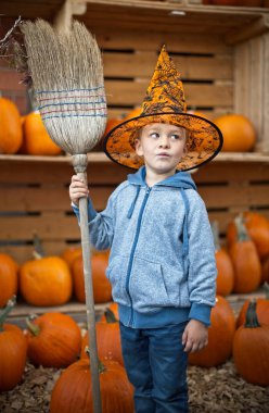 Küçük şirin çocuk arka plan üzerinde kabaklar dekorasyonu ile halloween kılık 