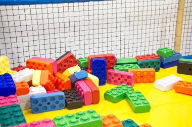 Renkli plastik bloklar halinde kapalı chldren Bahçesi