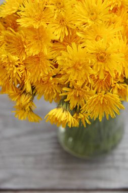 Bir buket parlak sarı kır çiçeği.