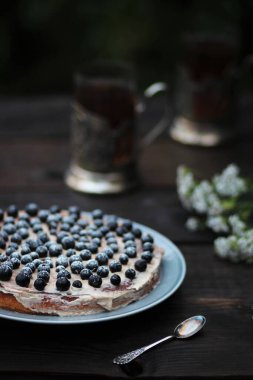 Tahta bir masada üzümlü turta.