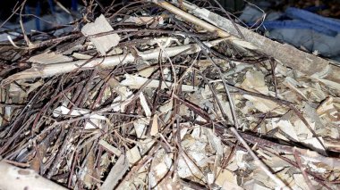 Biyoyakıt odun parçaları küçük dallar ve ağaç kabuklarıyla karıştırılarak doğal bir malzeme oluşturulur. Bu bileşim, çeşitli yerlerde yenilenebilir enerji amaçları için kullanılabilir..