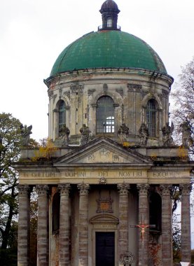 Pidhirtsi 'deki Aziz Yusuf Kilisesi' nin büyüleyici ayrıntıları bulutlu gökyüzüne karşı gelişini gözler önüne seriyor..