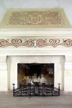 Zolochiv Kalesi 'ndeki antik şömine, tarihi önemi ve kültürel mirasını ön plana çıkaran zarif işçilik ve dekoratif tasarımlar sergiliyor..