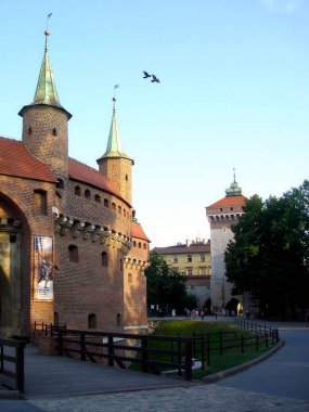 Krakow, Polonya - 24 Haziran 2008 Krakov Barbakan Müzesi üzerinde parlayan parlak gökyüzü ziyaretçiler zengin tarihini keşfediyor. Mimari, ortaçağ tasarımıyla herkesi hayran olmaya davet ediyor..