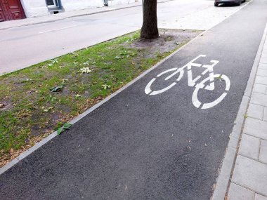 Açık havada bisiklet sürmek ve temiz havanın tadını çıkarmak için mükemmel çimen ve ağaçlarla çevrili huzurlu bir şehir ortamında davetkar bir bisiklet yolu esiyor..
