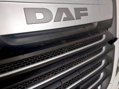 Lviv, Ukrayna - 4 Eylül 2025 'te sergilenen DAF kamyonunun ön görüntüsü güçlü yapısını ve estetik çekiciliğini vurguluyor. Pırıltılı ızgara tasarımı yolda güç ve verimliliği vurguluyor.