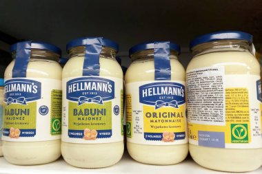 Lviv, Ukrayna - 5 Eylül 2025 Kremalı Kavanozlar HELLMANN 'ın Mayonezi raflarda güzelce oturur ve alışveriş yapanları yeni mutfak zevklerini keşfetmeye davet eder.