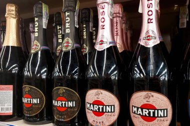 Lviv, Ukrayna - 5 Eylül 2025 MarTINI şarapları canlı bir mağazadaki raflarda sergileniyor, çeşitli renkler ve etiketler her zaman keşif ve haz davet ediyor..