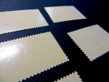 Yakından incelendiğinde, çeşitli eski posta pullarının işaretsiz ters yüzleri ortaya çıkıyor. Anlatılmamış hikayelerini ve filatelerin güzelliğini vurguluyorlar..