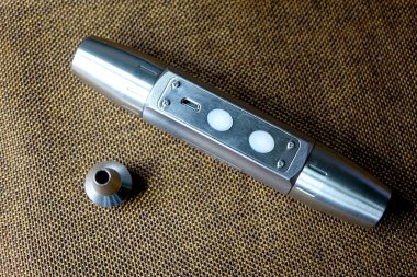 Gündüz saatlerinde yeşim taşı ve kehribar taşlarının orijinalliğini değerlendiren koleksiyoncular ve antikacılar için şart olan özel bir ultraviyole fener sergilenmektedir..