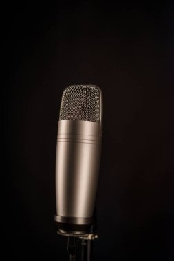 Siyah arka plan üzerinde stüdyo mikrofon