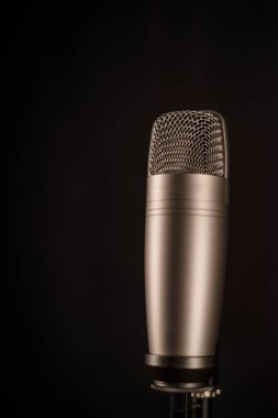 Siyah arka plan üzerinde stüdyo mikrofon