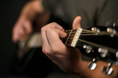 Eller oynamak akustik gitar