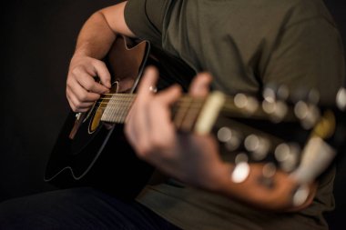 Eller oynamak akustik gitar