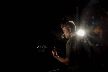 Adam Studio oynamak akustik gitar