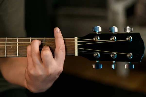 Mains Jouent Sur Guitare Acoustique — Photo