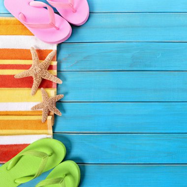 Yaz plaj nesneleri sınır, güneş gözlüğü, flip flop, kopya alanı