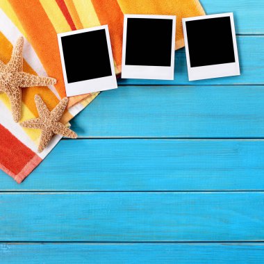 Arka plan üç boş polaroid fotoğraf baskıları ile plaj, alanı Kopyala