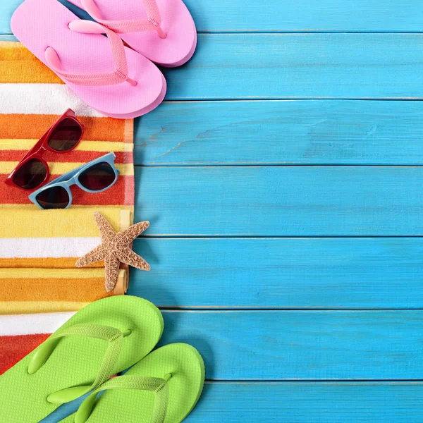 Verano Playa Objetos Borde Gafas Sol Chanclas Espacio Para Copiar — Foto de Stock