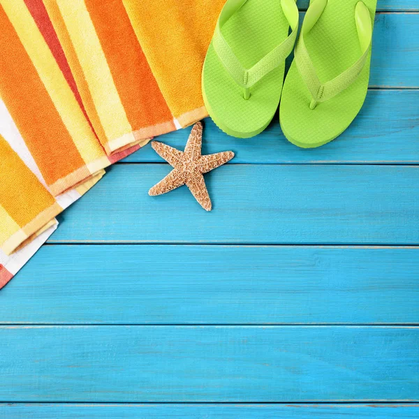 夏季海滩对象边框 翻转拖鞋 副本空间垂直 蓝色的背景 — 图库照片
