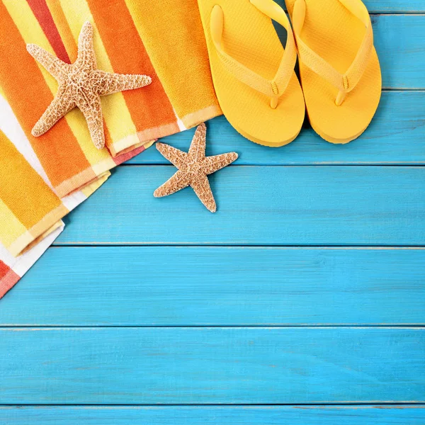 Verano Playa Objetos Borde Chanclas Espacio Copia Vertical Fondo Azul — Foto de Stock