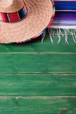 Meksika cinco de mayonez fiesta ahşap arka plan Meksika sombrero dikey