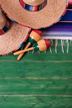 Meksika yeşil ahşap arka plan cinco de mayo Meksika sombreros Marakas dikey