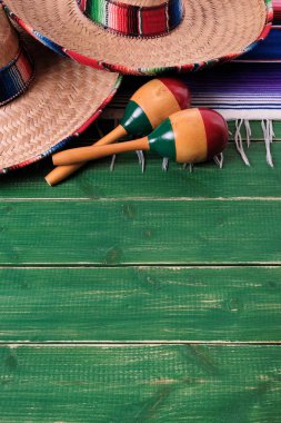 Meksika sombrero sınır Meksika Marakas eski yeşil ahşap arka plan dikey