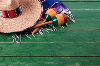 Meksika cinco de mayo ahşap arka plan fötr şapka hırka battaniye Marakas