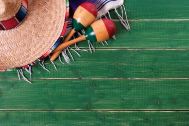 Meksika cinco de mayo ahşap arka plan fötr şapka hırka battaniye Marakas