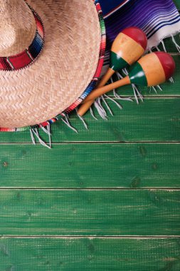 Meksika cinco de mayo ahşap arka plan fötr şapka hırka battaniye Marakas dikey