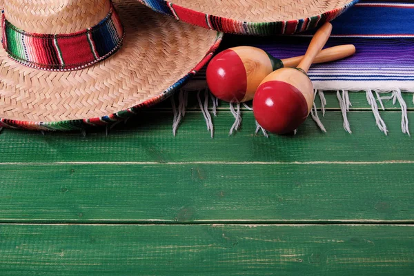 Mexico Sombrero Fiesta Cinco Mayo Hout Achtergrond Mexicaanse Maracas — Stockfoto