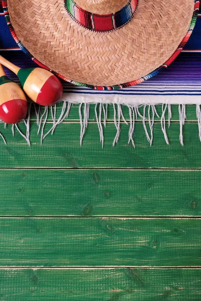 Mexiko Mexikanische Sombrero Maracas Fiesta Holz Hintergrund Vertikal — Stockfoto
