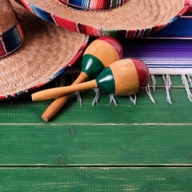 Meksika sombrero cinco de mayonez ahşap arka plan 