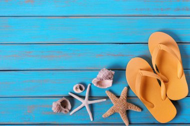 Flip flop denizyıldızı eski sıkıntılı parlak mavi plaj ahşap arka plan
