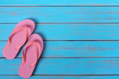 Pembe flip flop eski yaz plaj ahşap arka plan mavi boyalı sandalet