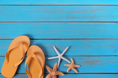 Yıldız balık yaz deniz kıyısı mavi ahşap arka plan Flip flop