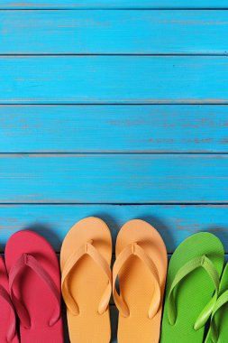 Flop bir satır eski yıpranmış mavi plaj ahşap arka planda Dikey Çevir