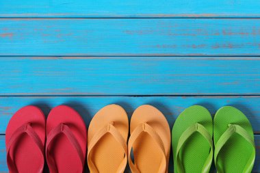 Bir satır eski yıpranmış mavi plaj ahşap arka planda floplar flip