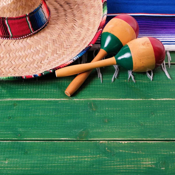 墨西哥 Cinco Mayo 木背景墨西哥宽边帽 — 图库照片