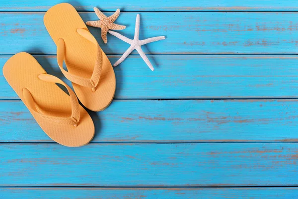 Flip flop denizyıldızı eski sıkıntılı parlak mavi plaj ahşap
