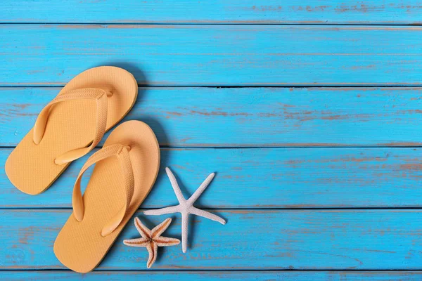 Flip flop denizyıldızı eski sıkıntılı parlak mavi plaj ahşap
