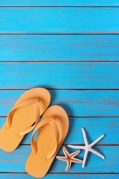 Flip flop denizyıldızı eski sıkıntılı parlak mavi plaj ahşap